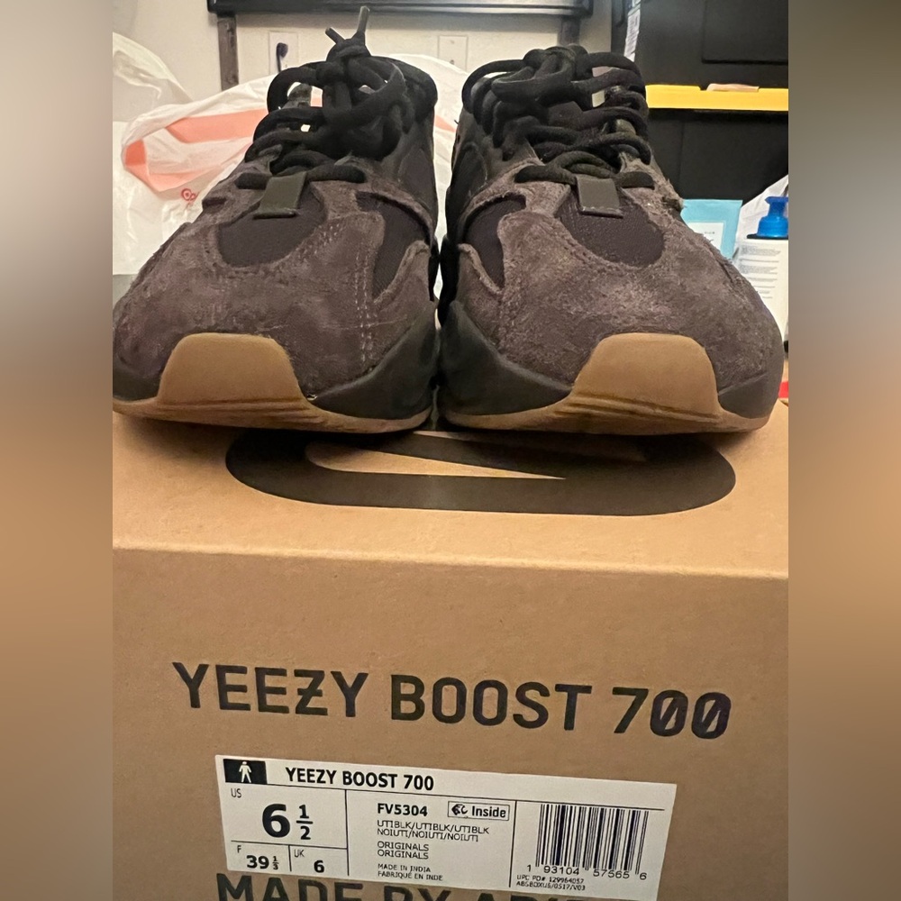 YEEZY BOOST 700